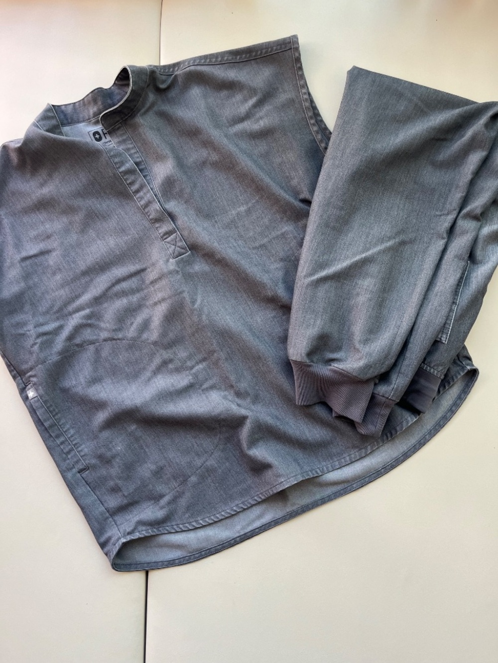 FIGS scrubs - Picture 2 of 4